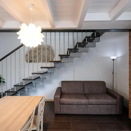 4 Min To - Duplex With Private Parking Apartment