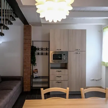 4 Min To - Duplex With Private Parking Apartment