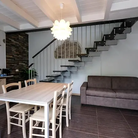 4 Min To - Duplex With Private Parking Apartment