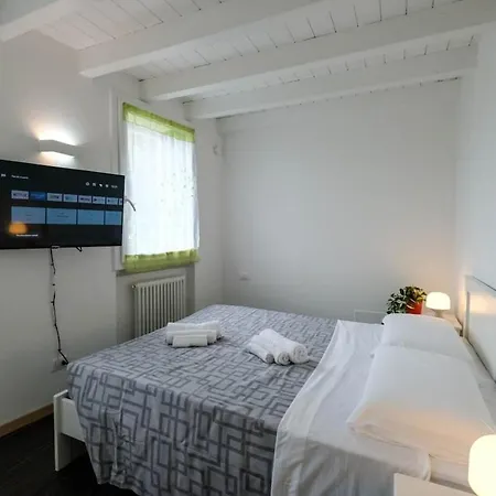 4 Min To - Duplex With Private Parking